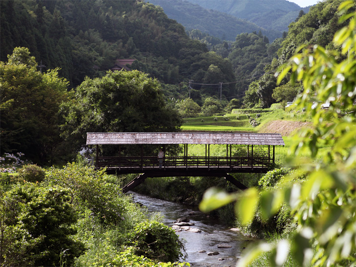 屋根付き橋がある風景